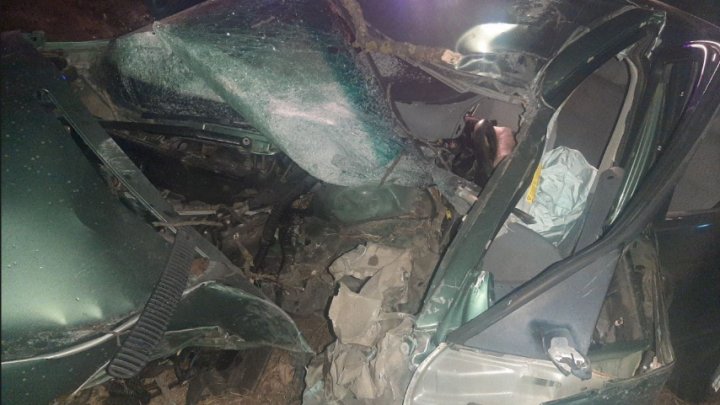 Accident fatal, la Edineț. Un tânăr a murit, iar alți trei au ajuns la spital, după ce s-au izbit cu mașina într-un copac (FOTO)