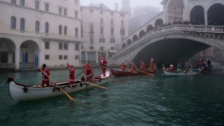 Zeci de Moşi Crăciun au navigat pe canalele Veneției. Aceștia au participat la tradiționala regată de Crăciun (FOTO)