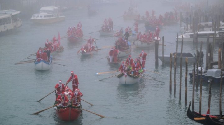 Zeci de Moşi Crăciun au navigat pe canalele Veneției. Aceștia au participat la tradiționala regată de Crăciun (FOTO)