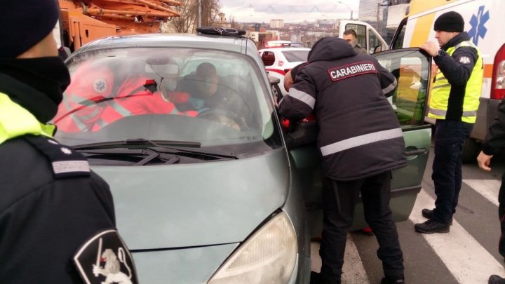 Accident în centrul Capitalei. Un șofer a suportat un stop cardiac și a pierdut controlul asupra volanului (FOTO)