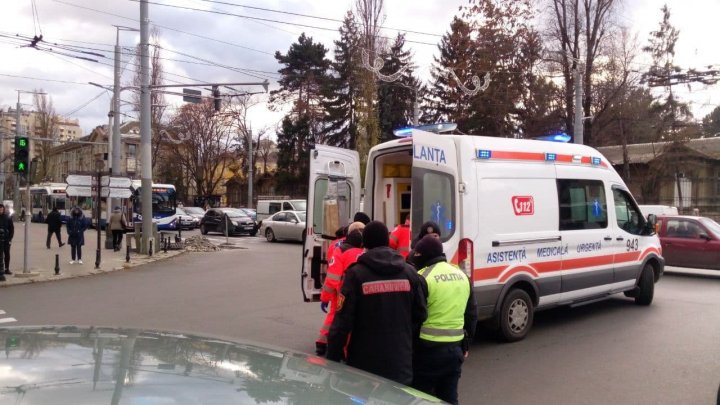 Accident în centrul Capitalei. Un șofer a suportat un stop cardiac și a pierdut controlul asupra volanului (FOTO)