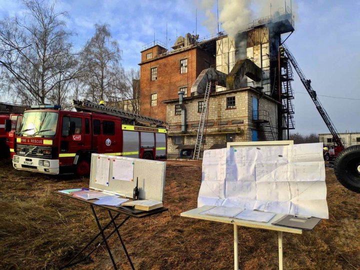 Un turn plin cu porumb CUPRINS DE FLĂCĂRI la Ocnița. La fața locului au intervenit 7 echipe de pompieri (VIDEO)