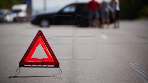 Impact violent la Sîngerei. Un biciclist, lovit în plin de o mașină, condusă de un tânăr