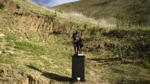 O statuie a regretatului baschetbalist Kobe Bryant și a fiicei sale, amplasată la locul accidentului aviatic. Vezi cum arată 