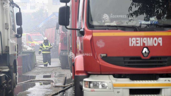  Incendiu la o fabrică de brichete de cocs din România. 60 de tone de cărbune, afectate