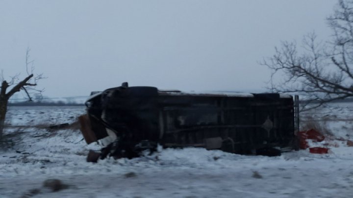 ACCIDENT matinal la Bugeac. Un microbuz s-a răsturnat pe acostament