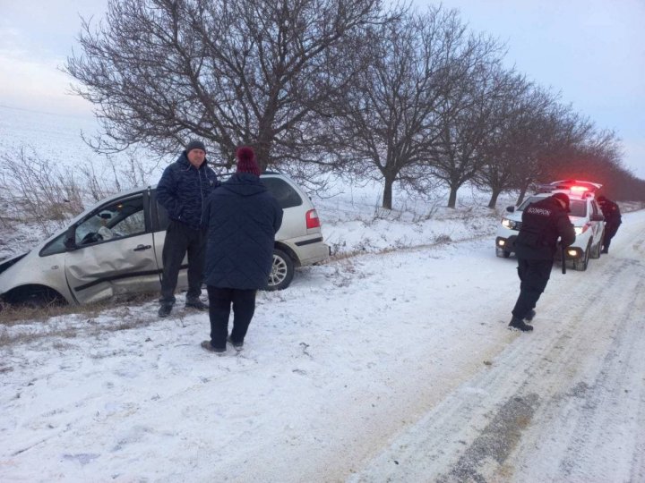 Accident rutier în apropiere de Taraclia. Ambele automobile au derapat de pe carosabil (FOTO)