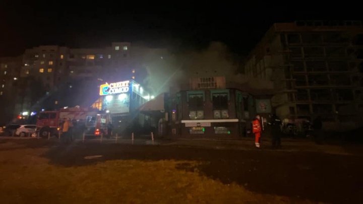 Un local de fast food a luat foc la Ciocana. Ambulanţa, poliţia şi pompierii, la faţa locului (VIDEO)