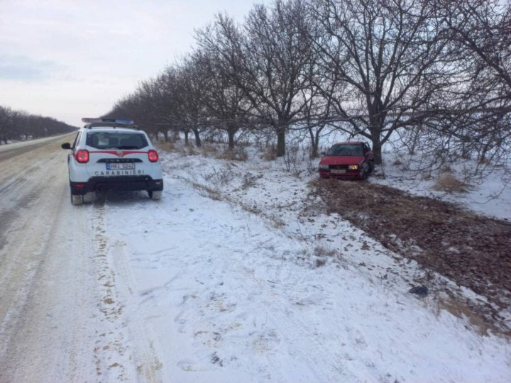 Accident rutier în apropiere de Taraclia. Ambele automobile au derapat de pe carosabil (FOTO)