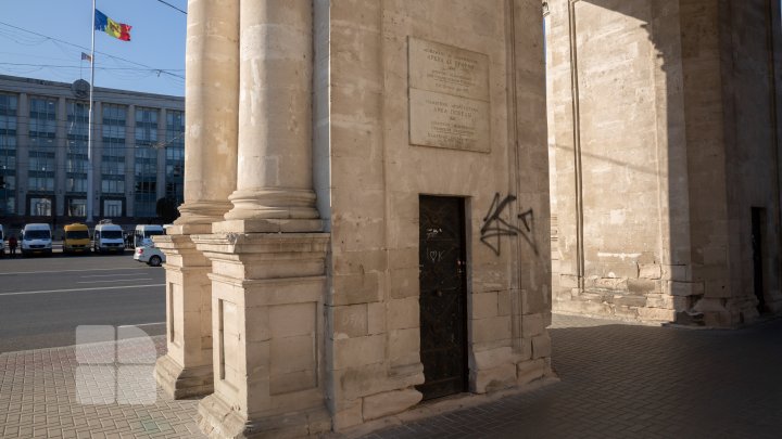 Ceasul de pe Arcul de Triumf va recăpăta "voce". Acesta urmează a fi reparat în curând (FOTO)