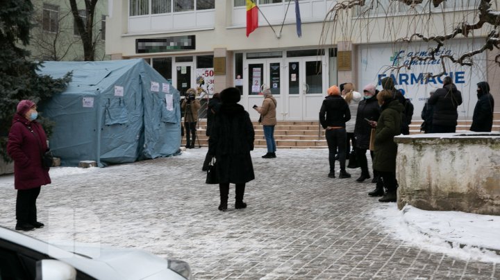 Rânduri la corturile de testare gratuită la COVID-19 din Capitală. Oamenii, nevoiți să aștepte în frig (FOTO)