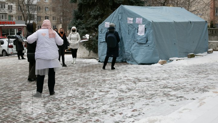 Rânduri la corturile de testare gratuită la COVID-19 din Capitală. Oamenii, nevoiți să aștepte în frig (FOTO)