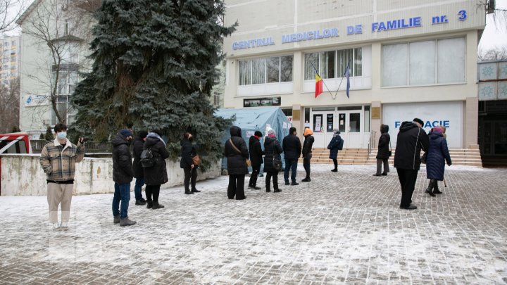 Rânduri la corturile de testare gratuită la COVID-19 din Capitală. Oamenii, nevoiți să aștepte în frig (FOTO)