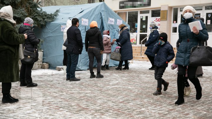 Rânduri la corturile de testare gratuită la COVID-19 din Capitală. Oamenii, nevoiți să aștepte în frig (FOTO)