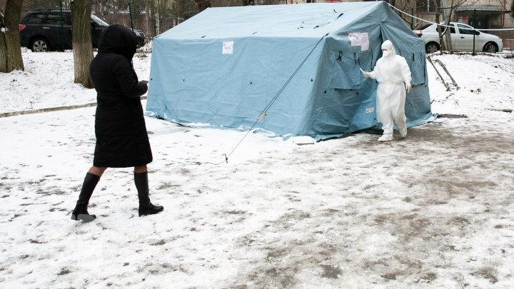 Rânduri la corturile de testare gratuită la COVID-19 din Capitală. Oamenii, nevoiți să aștepte în frig (FOTO)