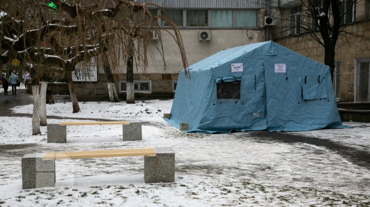 Rânduri la corturile de testare gratuită la COVID-19 din Capitală. Oamenii, nevoiți să aștepte în frig (FOTO)