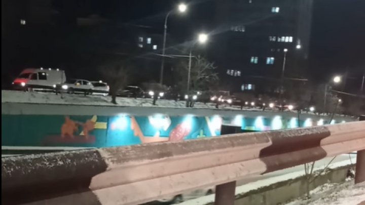 HAOS în Capitală. Din cauza poleiului, oraşul este practic blocat, iar transportul public înregistrează întârzieri (VIDEO)