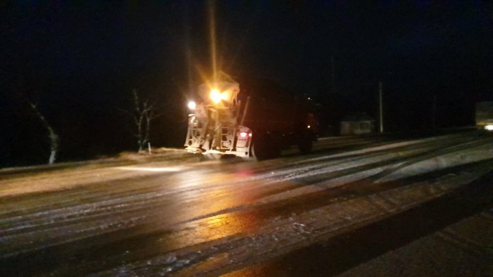 Se circulă în condiții de iarnă pe drumurile din țară. Au fost împrăștiate peste 1200 de tone de material antiderapant