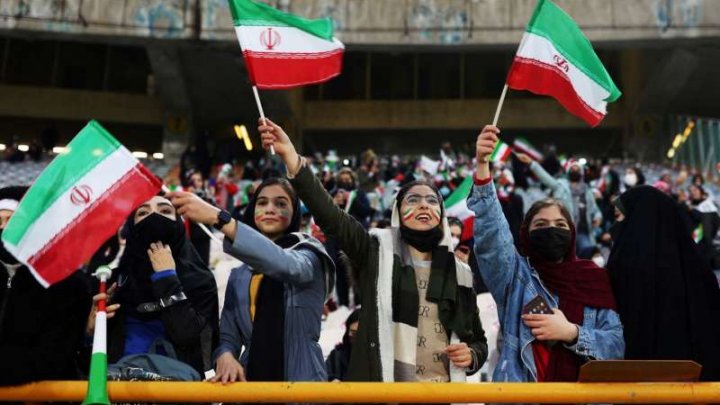 Pentru prima oară după trei ani, femeile acceptate pe un stadion din Iran