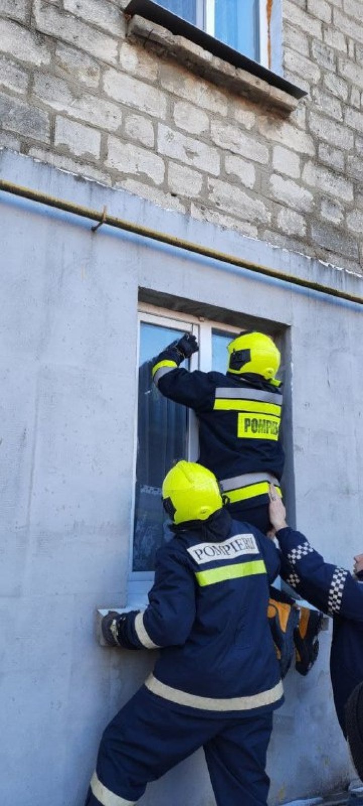 Salvatorii au pătruns prin fereastră în casa unei femei în etate, pentru a-i acorda ajutor (FOTO)