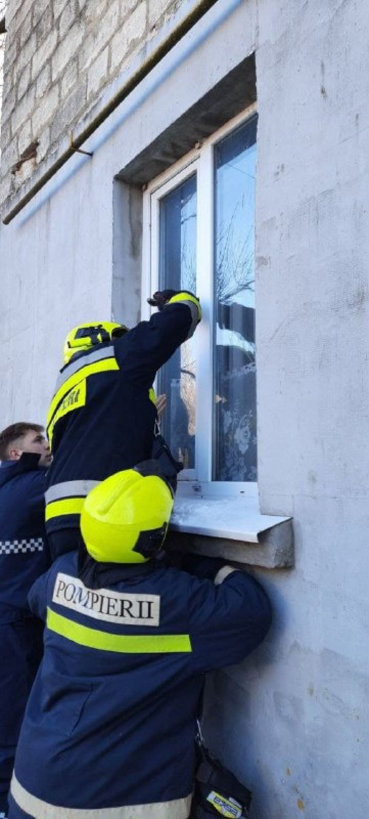 Salvatorii au pătruns prin fereastră în casa unei femei în etate, pentru a-i acorda ajutor (FOTO)