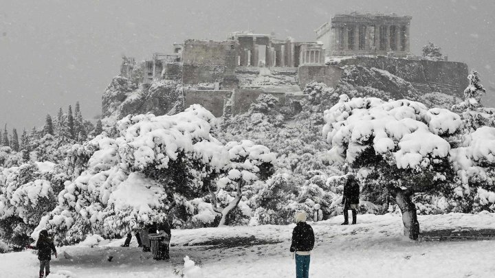 Ninsori abundente în Grecia. Mii de şoferi, blocaţi pe o autostradă de lângă Atena, evacuați