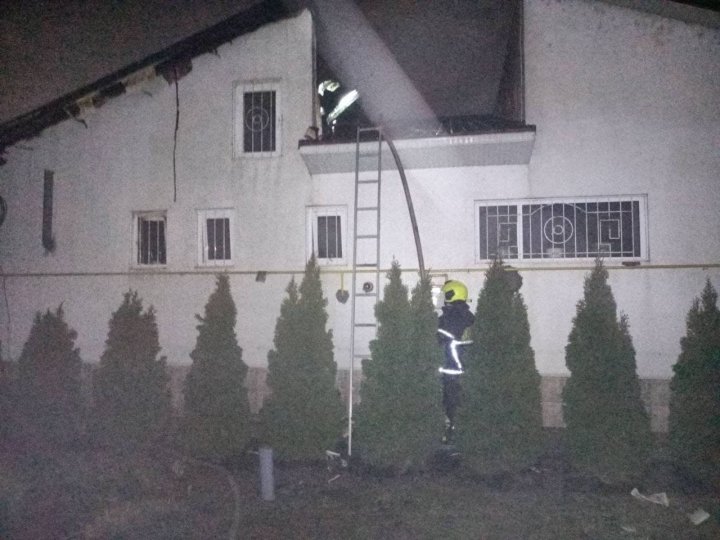 Incendiu la Ceadâr-Lunga. Un magazin a fost cuprins de flăcări (FOTO)