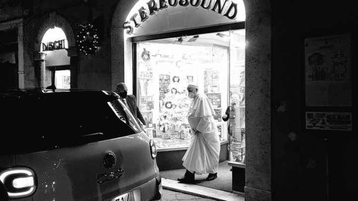 Papa Francisc, surprins la un magazin de muzică din Roma. Proprietara: „I-am făcut cadou un disc cu muzică clasică”