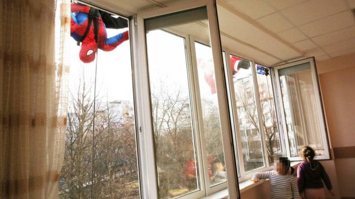 Hulk, Spider Man, dar și Moș Crăciun au coborit de pe acoperiş ca să felicite copilaşii din spitalul Ignatenco (VIDEO)