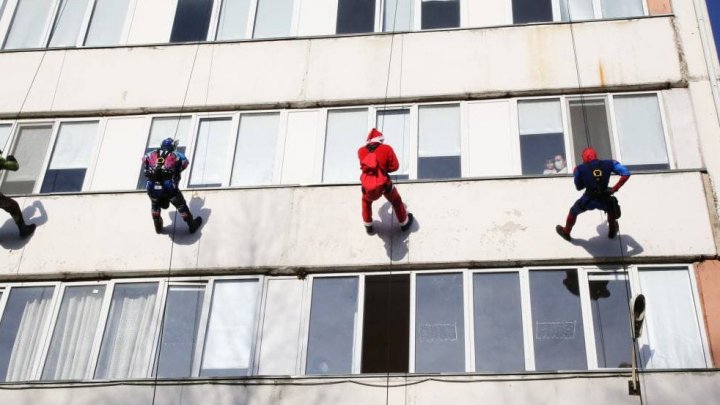 Hulk, Spider Man, dar și Moș Crăciun au coborit de pe acoperiş ca să felicite copilaşii din spitalul Ignatenco (VIDEO)