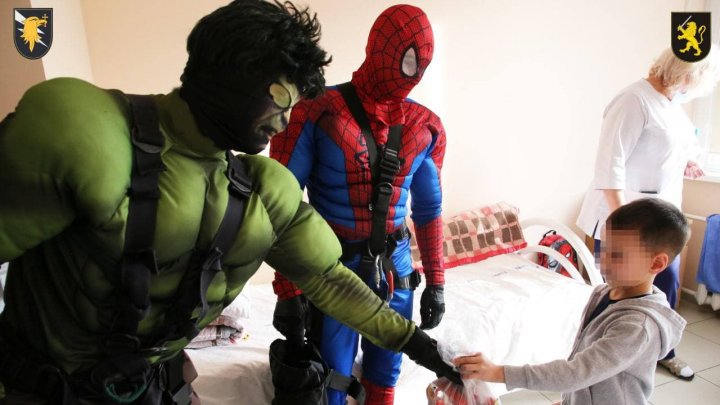 Hulk, Spider Man, dar și Moș Crăciun au coborit de pe acoperiş ca să felicite copilaşii din spitalul Ignatenco (VIDEO)