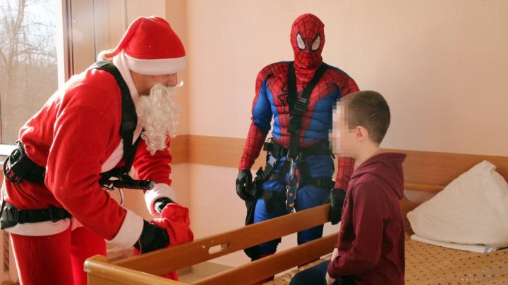 Hulk, Spider Man, dar și Moș Crăciun au coborit de pe acoperiş ca să felicite copilaşii din spitalul Ignatenco (VIDEO)