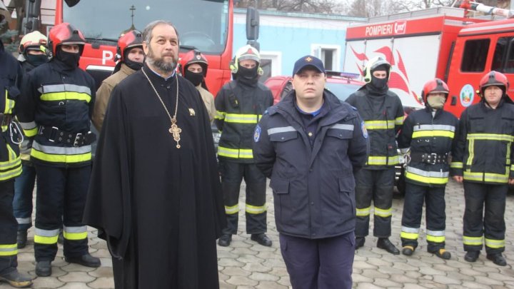 Pompierii atenţionează slujitorii bisericilor să respecte regulile de siguranţă pentru a evita incendiile în noaptea de Crăciun