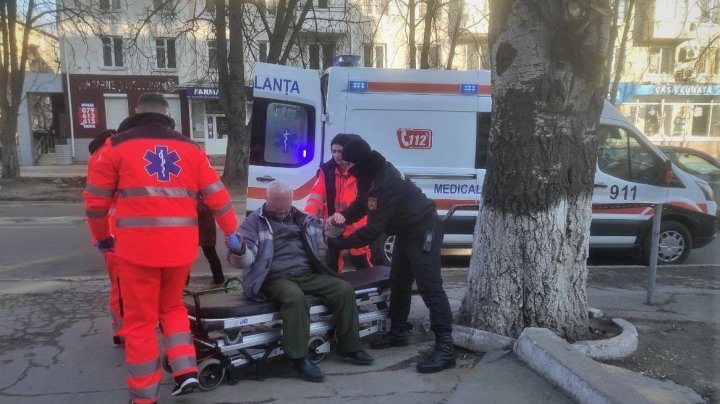 Un bărbat, care a leşinat în plină stradă, salvat de carabinieri