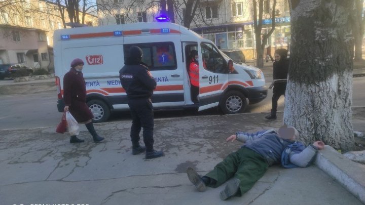 Un bărbat, care a leşinat în plină stradă, salvat de carabinieri