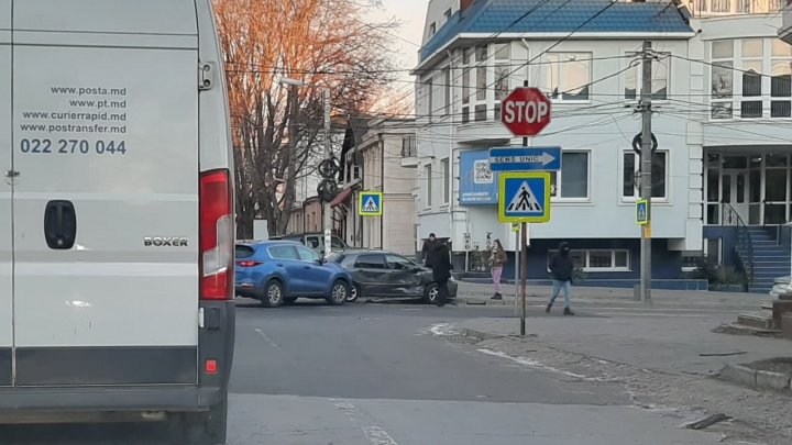 Accident matinal în centrul Capitalei: Două mașini s-au lovit violent