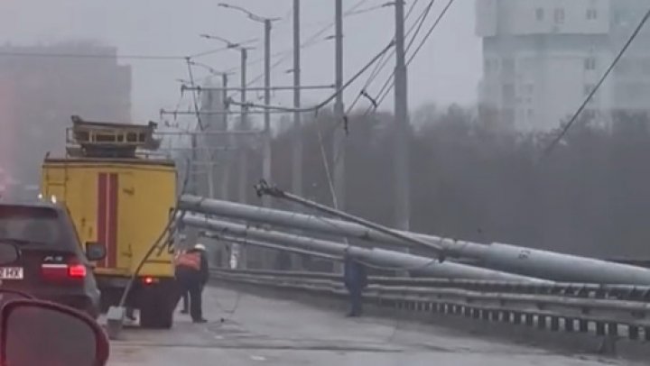 Circulaţie blocată pe viaduct. Doi piloni s-au prăbuşit pe carosabil (VIDEO)