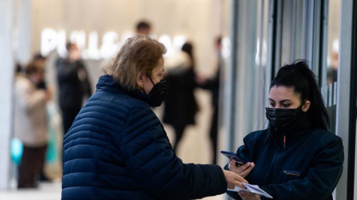 Grecia va amenda lunar, cu câte 100 de euro, bătrânii care nu se vaccinează anti-COVID