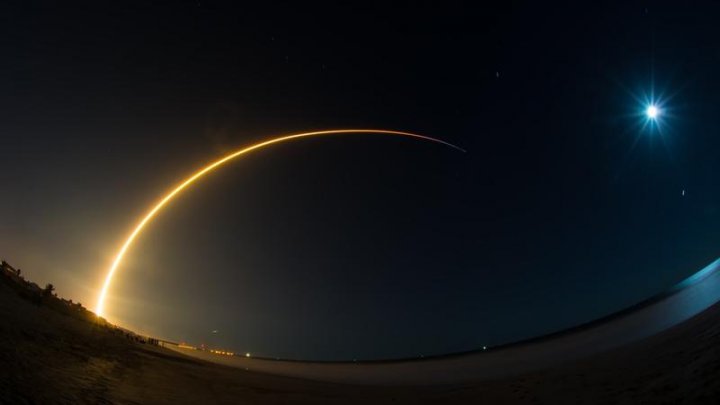 O rachetă SpaceX scăpată de sub control se va izbi de Lună