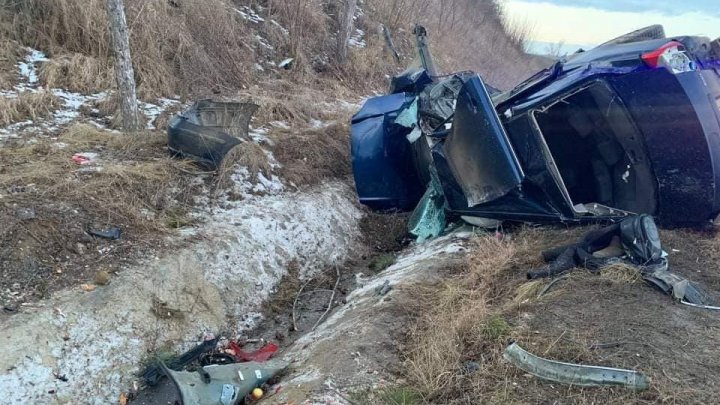 ACCIDENT GRAV la intrarea în Hîncești. Trei persoane, blocate între fiare, după ce mașina în care se aflau s-a răsturnat într-un șanț 