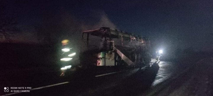 IMAGINI de GROAZĂ pe şoseaua Chișinău-Leușeni. Un autobuz cu pasageri, de pe ruta Chișinău-București, CUPRINS DE FLĂCĂRI