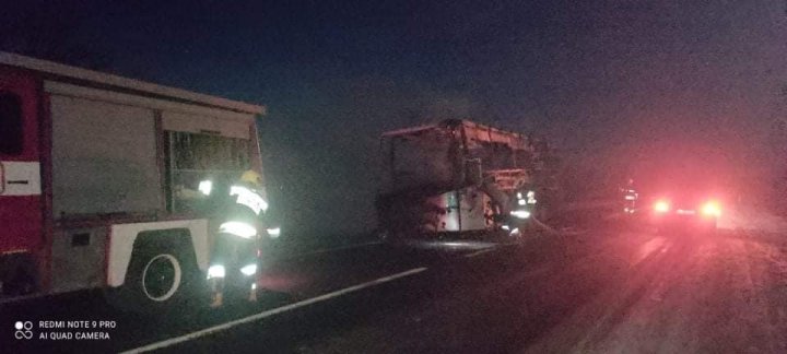 IMAGINI de GROAZĂ pe şoseaua Chișinău-Leușeni. Un autobuz cu pasageri, de pe ruta Chișinău-București, CUPRINS DE FLĂCĂRI