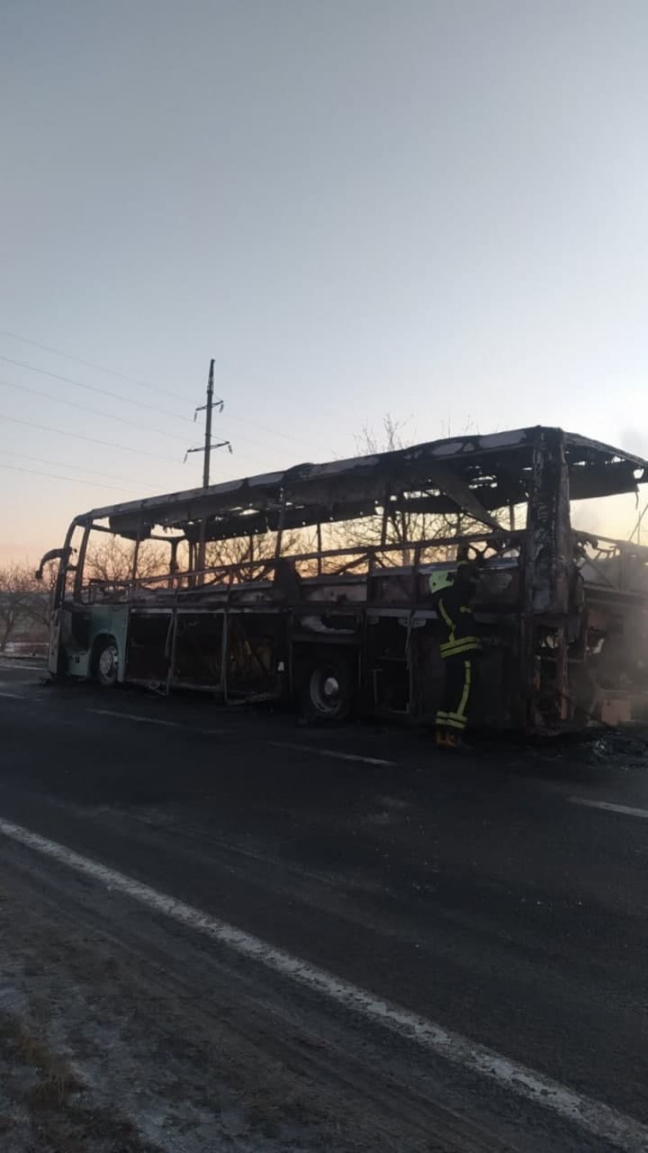 IMAGINI de GROAZĂ pe şoseaua Chișinău-Leușeni. Un autobuz cu pasageri, de pe ruta Chișinău-București, CUPRINS DE FLĂCĂRI