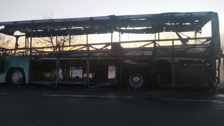 IMAGINI de GROAZĂ pe şoseaua Chișinău-Leușeni. Un autobuz cu pasageri, de pe ruta Chișinău-București, CUPRINS DE FLĂCĂRI