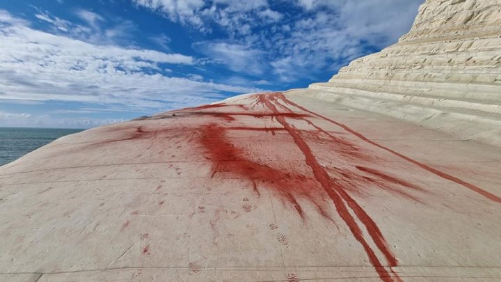 Faimoasele stânci din Sicilia, denumite Scala dei Turchi, vandalizate și pătate cu roșu