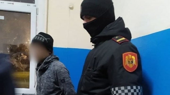 Un tânăr a fost prins cu droguri pe o stradă din Capitală. Acesta a încercat să fugă de carabinieri