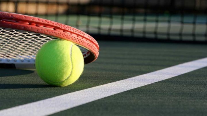 Antrenorul de tenis acuzat că şi-ar fi hărţuit sexual eleva a fost suspendat din funcţie