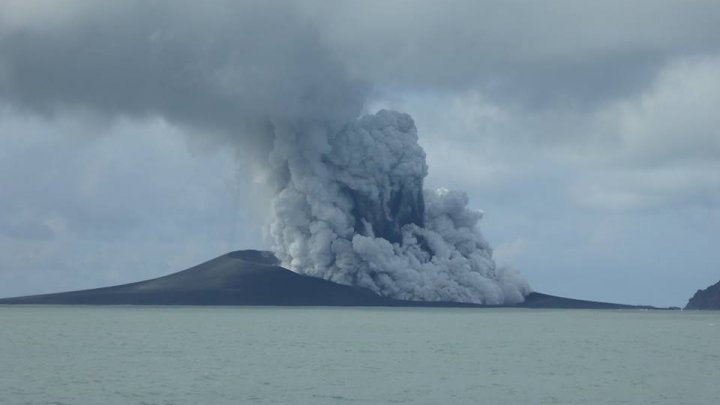 Erupția vulcanului Tonga văzută din Spațiu. A provocat daune semnificative (VIDEO)