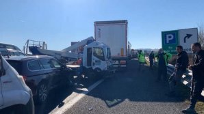 Carambol cu 40 de mașini și patru camioane pe o autostradă din Italia: Sunt morți și răniți