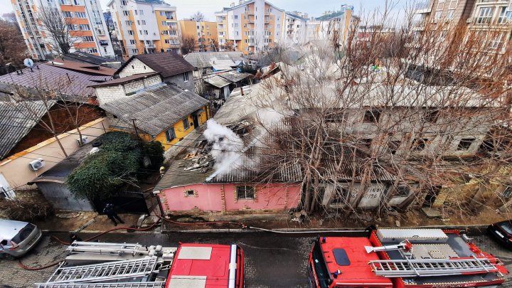 O casă din centrul Capitalei, cuprinsă de flăcări. Pompierii, la fața locului (FOTO)